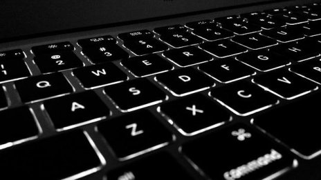 Шпионски софтуер е проникнал в устройства на британското правителство