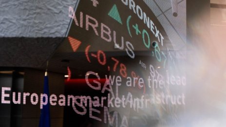 Европейските борси затварят на зелено, FTSE 100 записа най-големия седмичен спад от април
