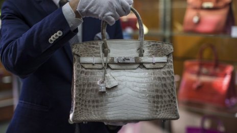 Hermes ще продължи продажбата на чантите си Birkin
