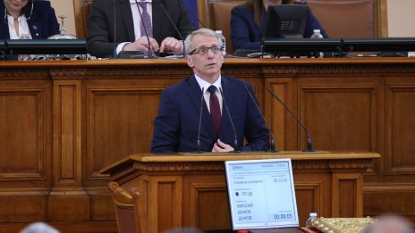 Правителството "Денков" си поставя за цел влизане в еврозоната през 2025 г.