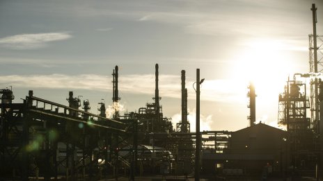 Петролът се задържа около най-високите си нива на затваряне от средата на ноември