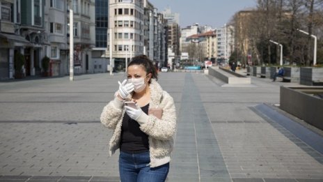 Турция наема още лекари и спира износа на маски