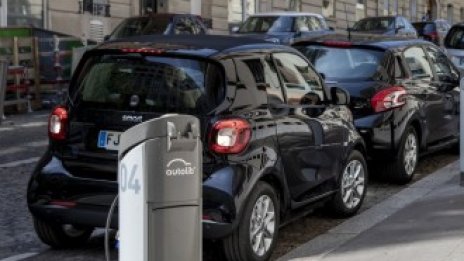 Продажбите на коли във Франция и Испания се сринаха през август