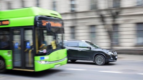 Скоро в градския транспорт на София ще могат да се превозват тротинетки