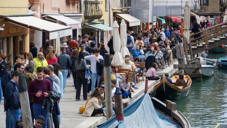 Южна Европа очаква рекорден туристически сезон това лято, но не всички са доволни