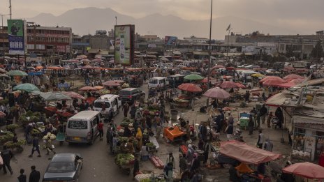 Три години след завръщането на талибаните Афганистан продължава да тъне в мизерия
