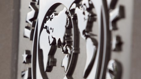 МВФ: Централните банки не трябва да бързат да облекчават паричната политика