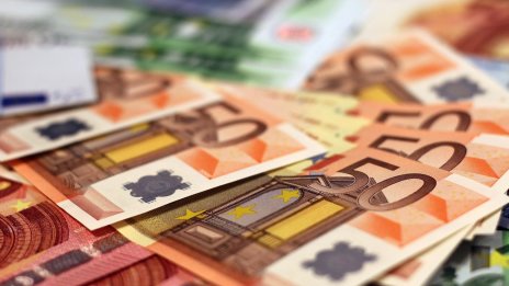 Финансовите ръководители на еврозоната настояват за по-голяма роля на единната валута