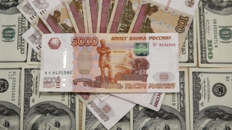 Руската рубла поевтиня най-много сред валутите от развиващите се пазари