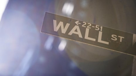 Сушата за макроданни оцветява Wall Street в червено*