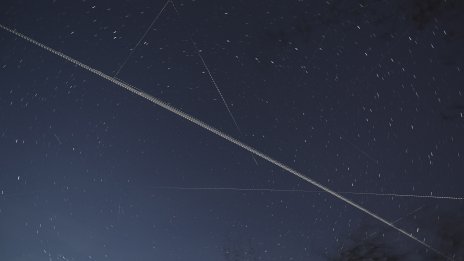 Starlink ще понижи орбитата на хиляди сателити през 2026 г. заради рискове от сблъсъци