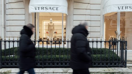 Prada е все по-близо до сделка за закупуването на Versace за 1,5 млрд. евро
