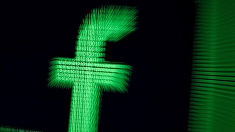 Facebook е "качила без да иска" имейл контактите на над милион потребители