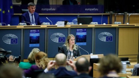 Европейският парламент посреща с аплодисменти разобличителката на Facebook