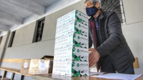 Ученици от 15 области остават на онлайн обучение до нова доставка на тестове