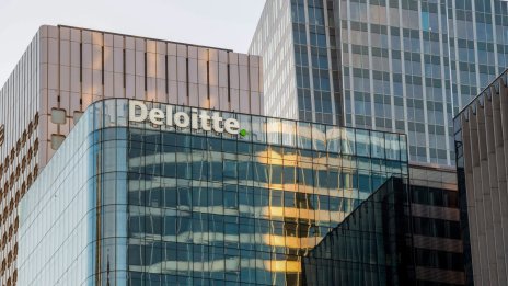 Deloitte ще използва AI в опит да избегне масови съкращения в бъдеще