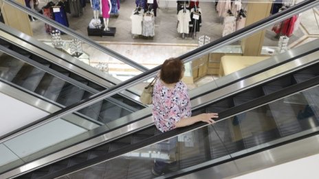 Икономическият растеж в САЩ се засилва, но пречките пред пълното възстановяване остават