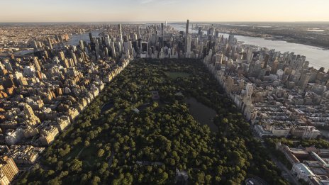 Wall Street вярва, че жилищата в САЩ са надценени и знае с колко точно