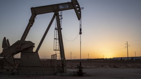 Петролът поевтинява за пръв път от четири сесии насам*