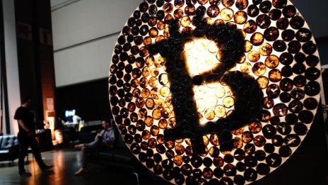 Цената на биткойна отново е на червено след ръстовете през уикенда