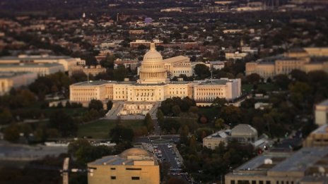 Криптоиндустрията засенчва отбраната и фармацията по политически дарения