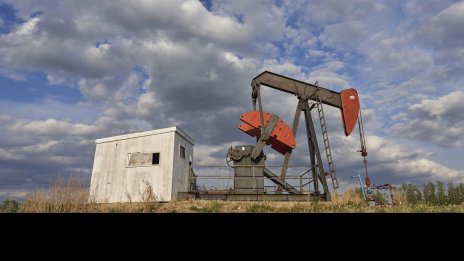 Силното търсене и данните за запасите в САЩ подкрепиха цената на петрола*