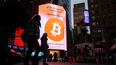 Биткойнът завърши 2025 г. с най-малкото си годишно поевтиняване в историята
