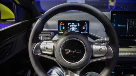 Бъдещето на роботакситата на Tesla е застрашено от китайските компании