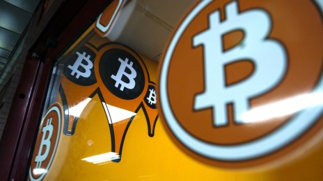 Фед изстреля цената на биткойна обратно над 67 хил. долара