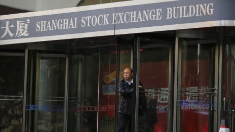 Китайските индекси се сринаха заради напрежението със САЩ