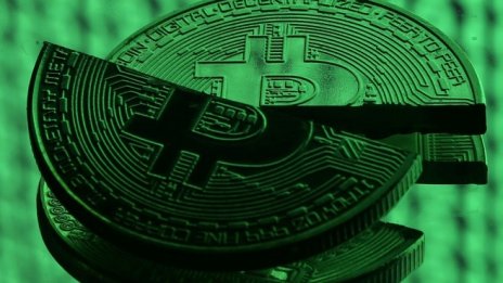 Биткойнът поевтиня с близо 13% за денонощие до под 7200 долара