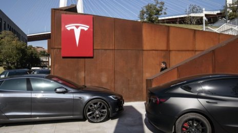 Акциите на Tesla паднаха под цената им на влизане в S&P 500