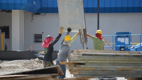 Горивата ще поскъпнат с над 5% до края на годината, прогнозират от МФ