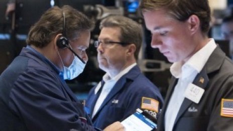 S&P 500 достигна ново дъно за годината и завърши на "меча" територия