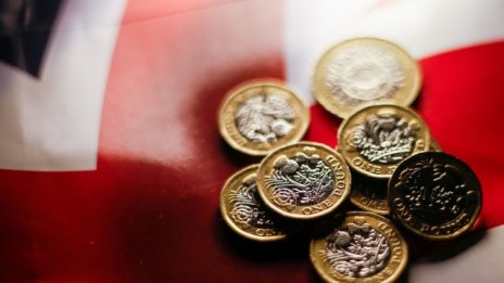 Лирата достигна 2-годишно дъно заради слаб ръст на икономиката и спор с ЕС