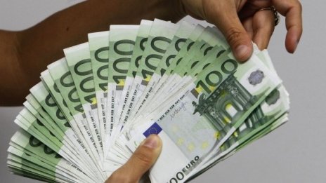 Необслужваните бързи заеми намаляват вече 13 тримесечия