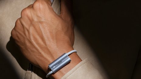 Създателите на Fitbit пускат носимо устройство без екран в помощ на възрастните хора