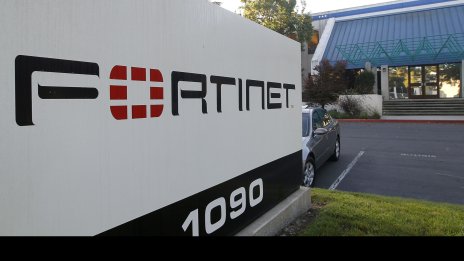 Fortinet сви прогнозата си заради по-слабите IT разходи на бизнеса