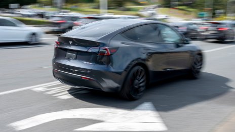 Tesla планира да започне превози с автономни коли през юни