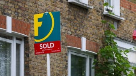 Цените на жилищата във Великобритания бележат най-бавния си ръст от една година