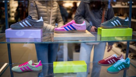Продажбите на Adidas в Северна Америка спадат под въздействието на Yeezy и митата