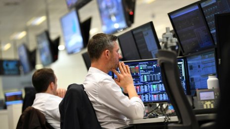 Повечето индекси в Европа се понижиха на фона на неясните търговски преговори