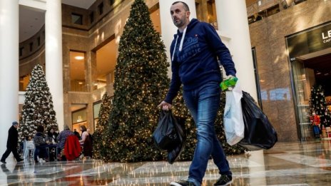 Продажбите в САЩ по Коледа се очакват да превишат за първи път 1 трлн. долара