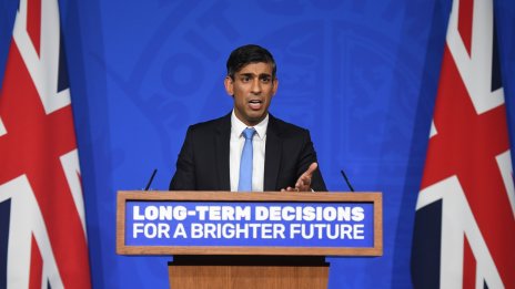 Британският премиер очаквано отложи забраната за продажба на конвенционални коли