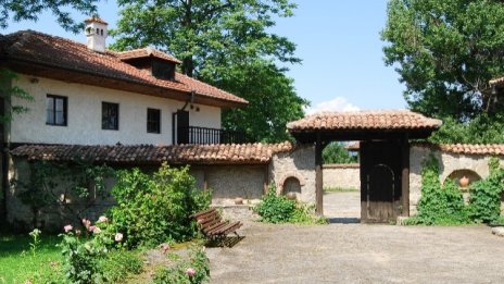 Царски дворец за продан