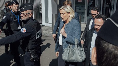 Мъченичество на Льо Пен в стила на Тръмп е нов риск във Франция