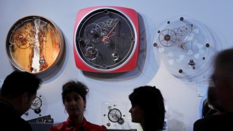Производителите на часовници - между чука и наковалнята в търговската война