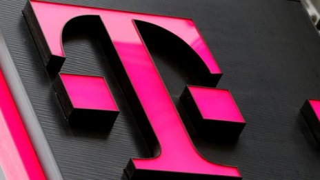 T-Mobile привлича абонати, докато чака одобрение за сделката със Sprint
