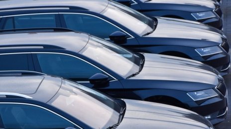 Продажбите на нови автомобили в България се свиват с над 34% през август