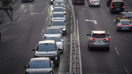 Младите хора по света остават привързани към автомобилите независимо от цената им